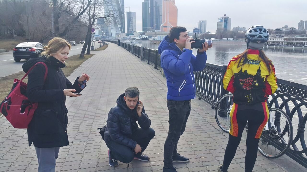 У реки